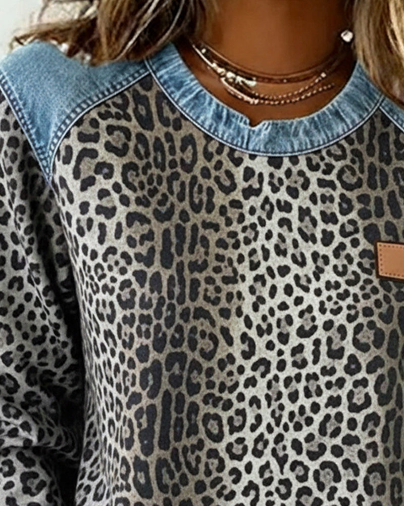 Sudadera de patchwork de denim con estampado de leopardo
