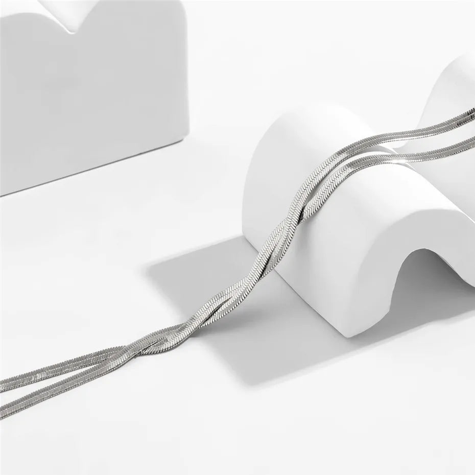 Collar Largo Elegante con Diseño de Serpiente Ajustable