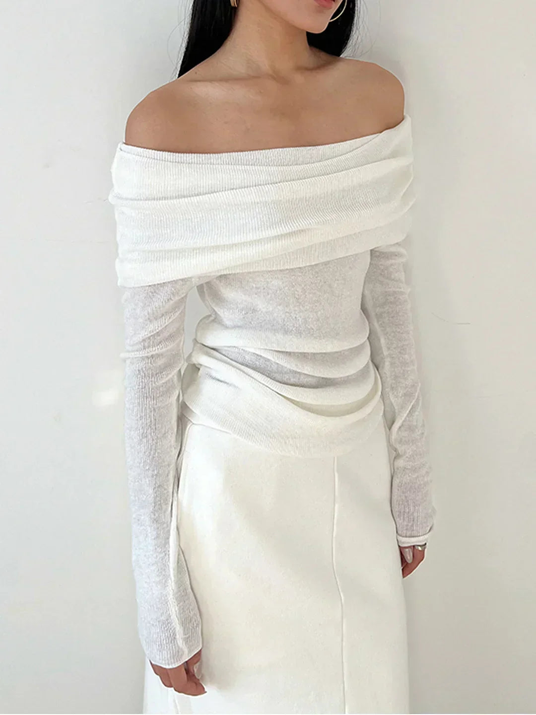 Top de manga larga y hombros descubiertos.