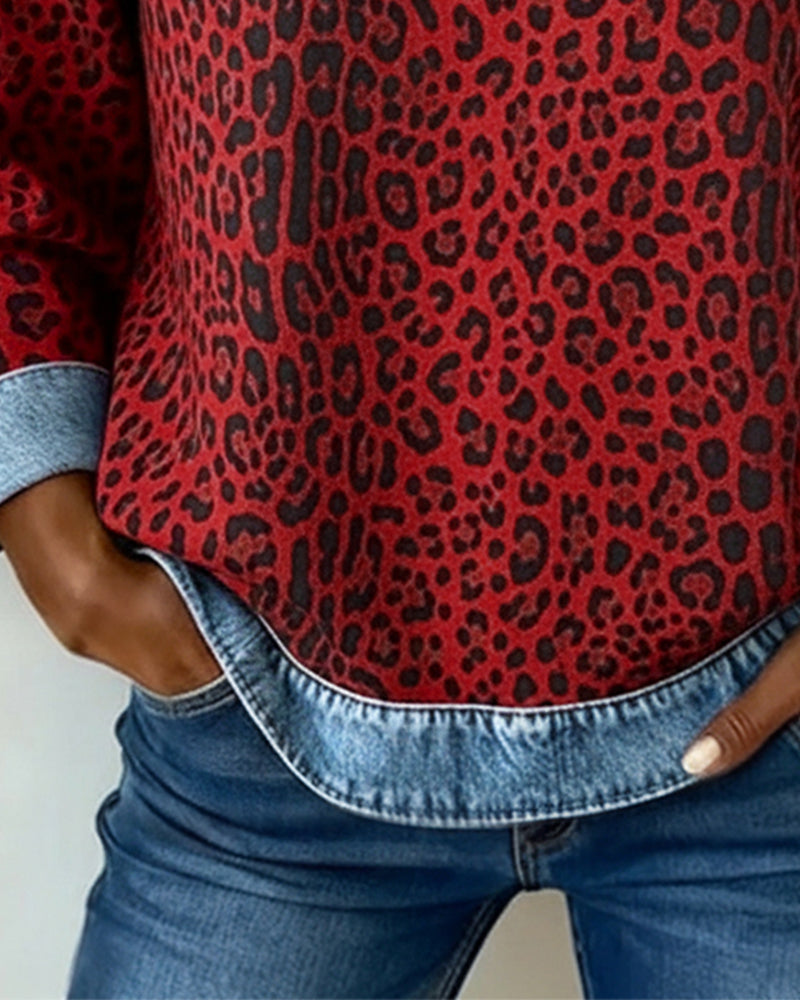 Sudadera de patchwork de denim con estampado de leopardo