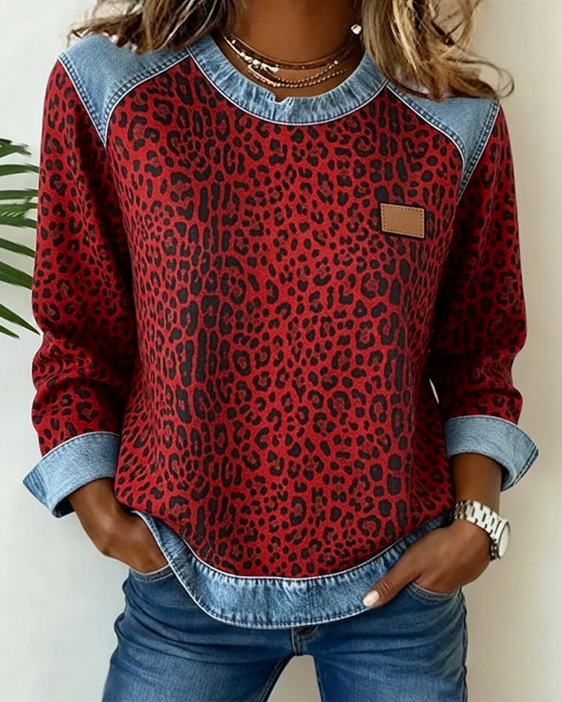 Sudadera de patchwork de denim con estampado de leopardo