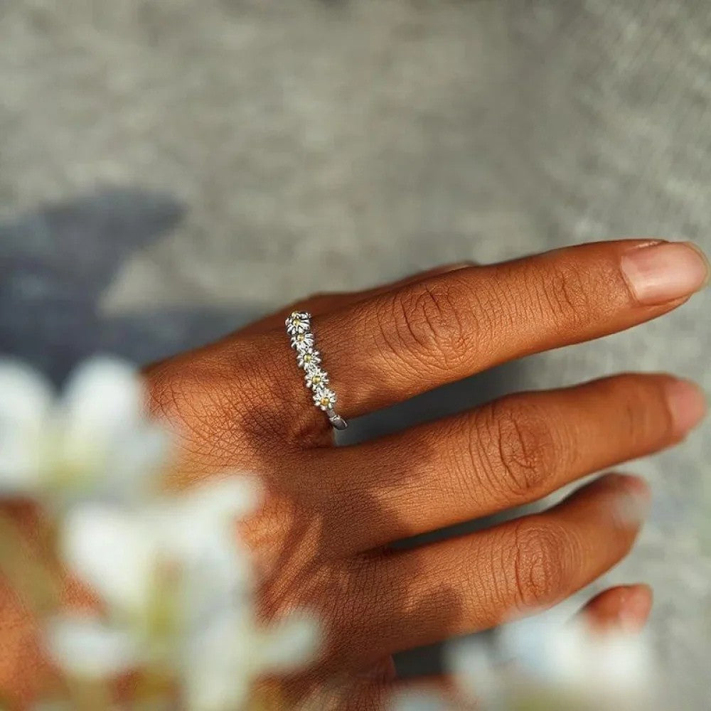 Anillo de Plata Ajustable con Margarita de Esmalte Pintado a Mano