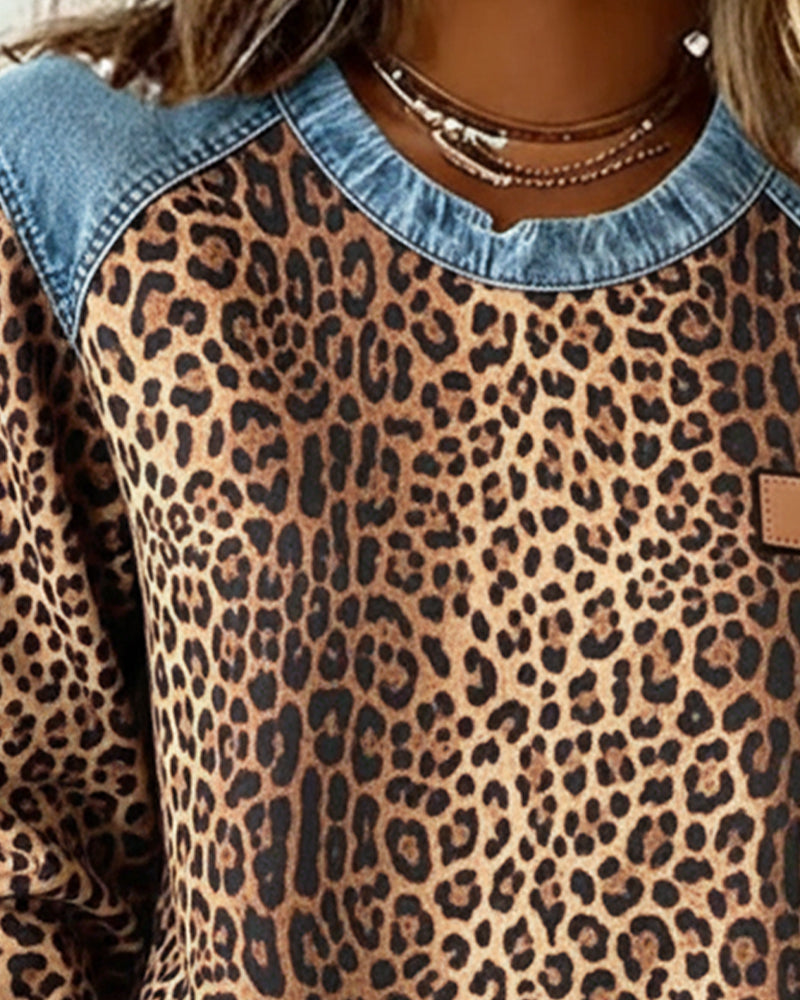 Sudadera de patchwork de denim con estampado de leopardo
