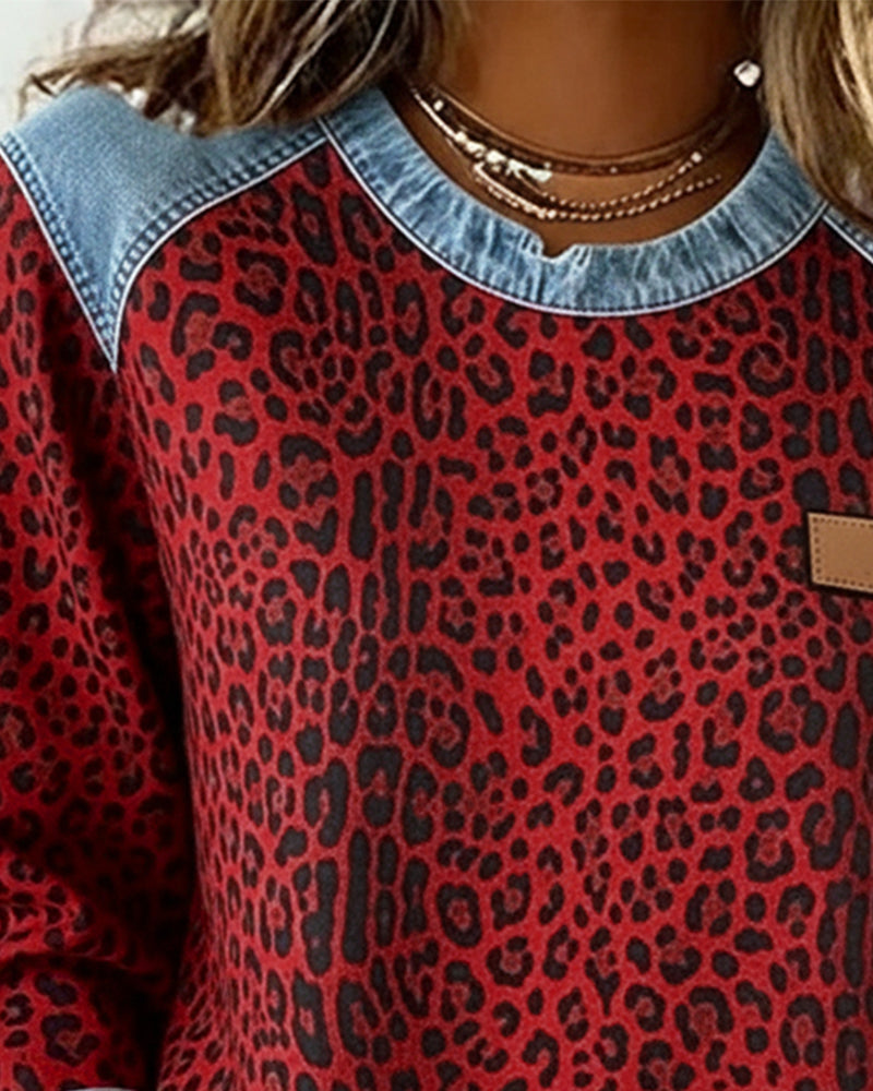 Sudadera de patchwork de denim con estampado de leopardo
