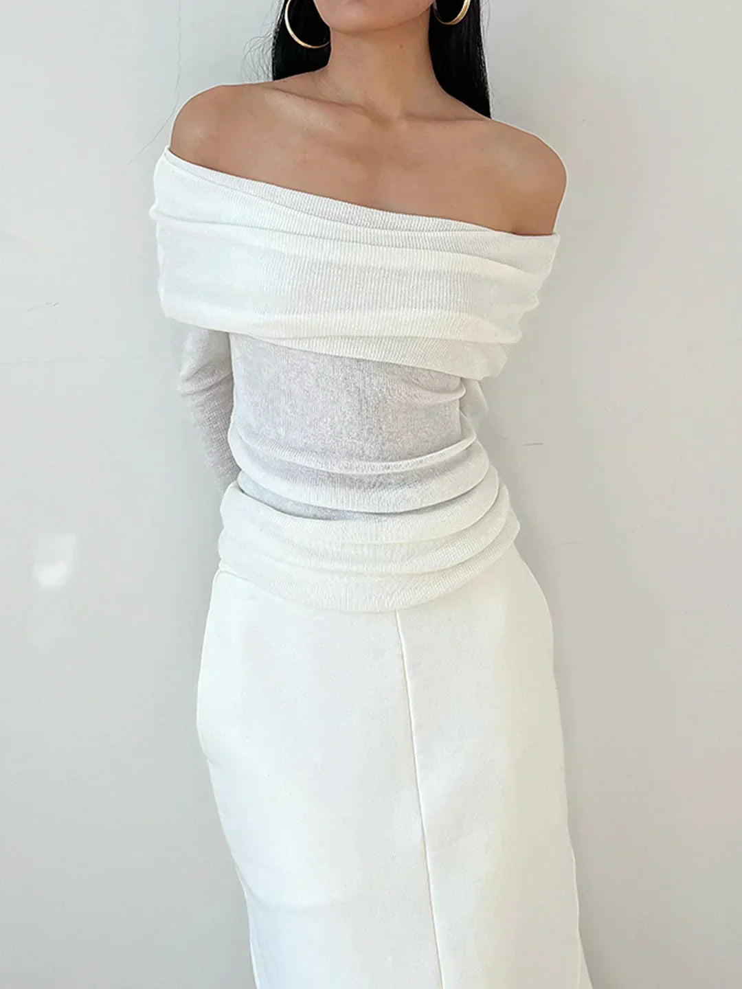 Top de manga larga y hombros descubiertos.