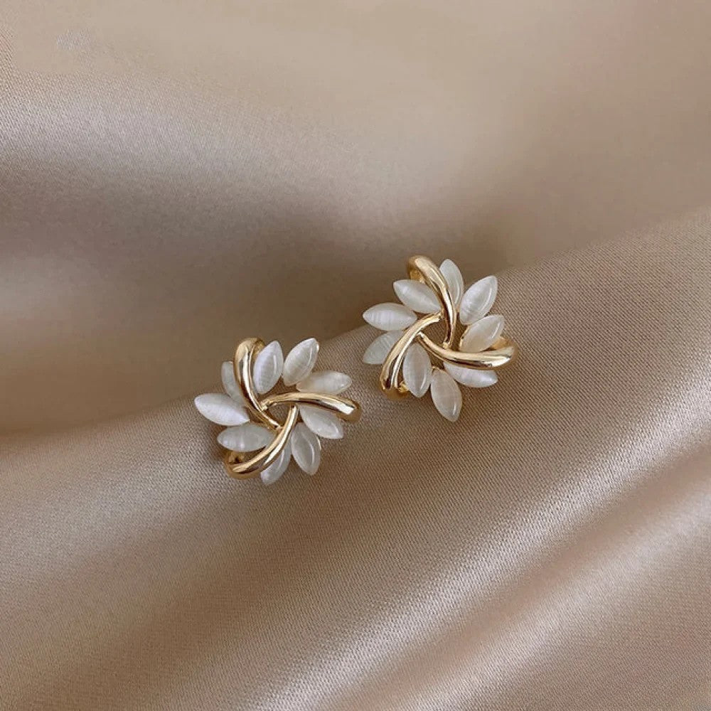 Pendientes Elegantes de Oro con Exquisitos Motivos de Flor de Ópalo