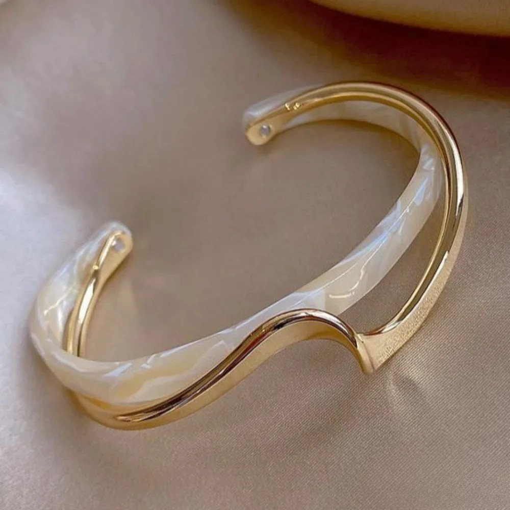 Brazalete Elegante de Oro con Ópalo Blanco