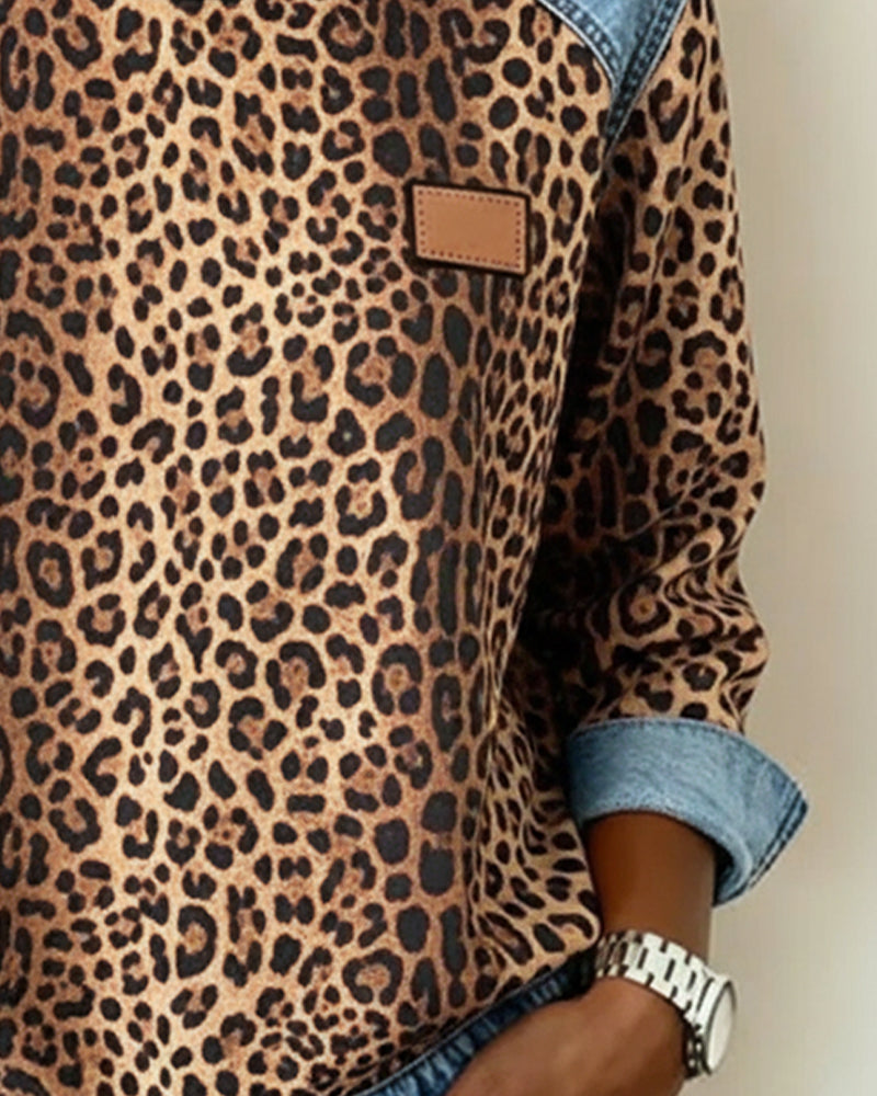 Sudadera de patchwork de denim con estampado de leopardo