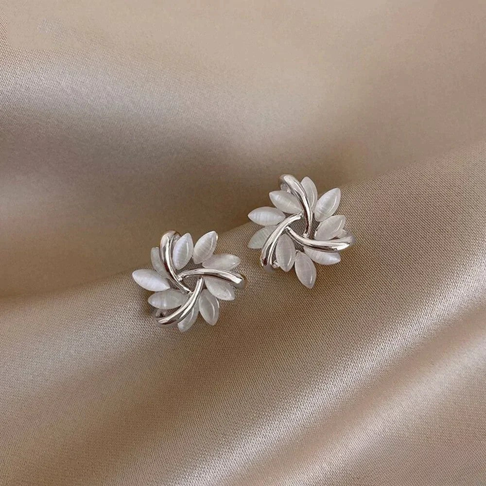 Pendientes Elegantes de Oro con Exquisitos Motivos de Flor de Ópalo